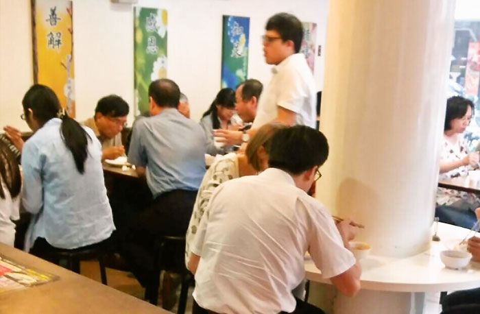 店內滿滿都是客人